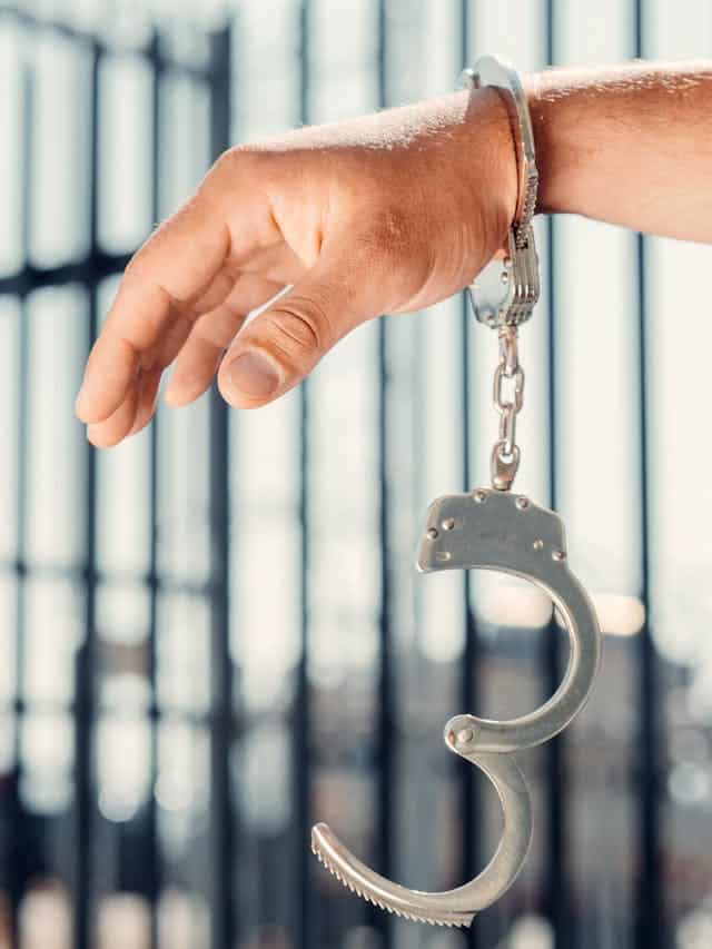 ¿Es cierto que los antecedentes penales se borran solos?