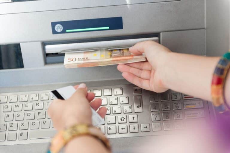 sacar dinero del banco es alzamiento de bienes