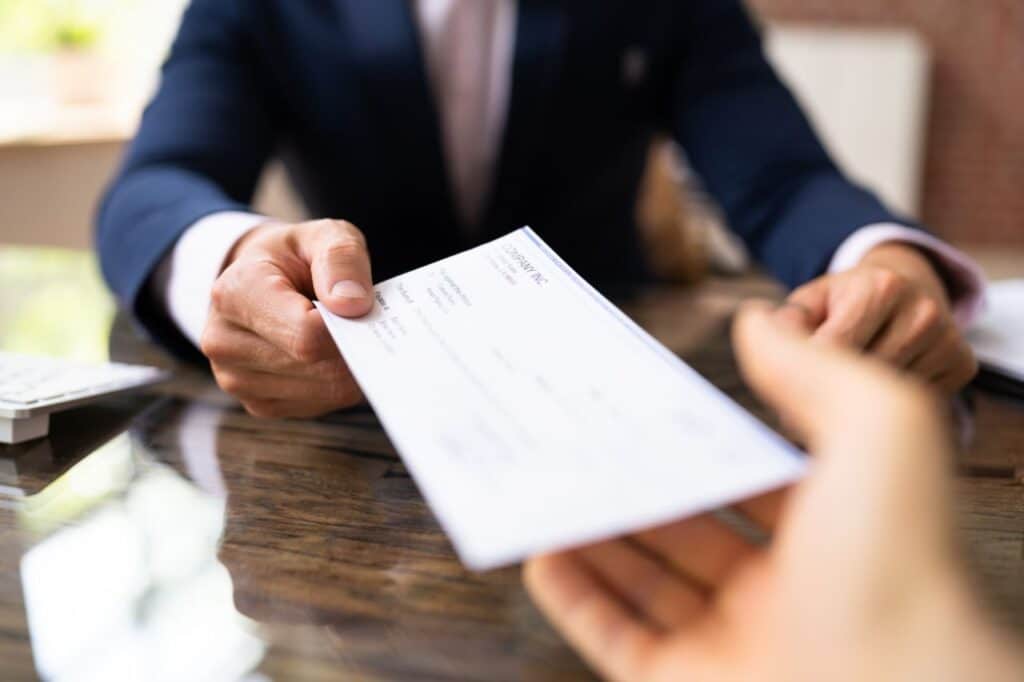 indemnización por amenazas e insultos